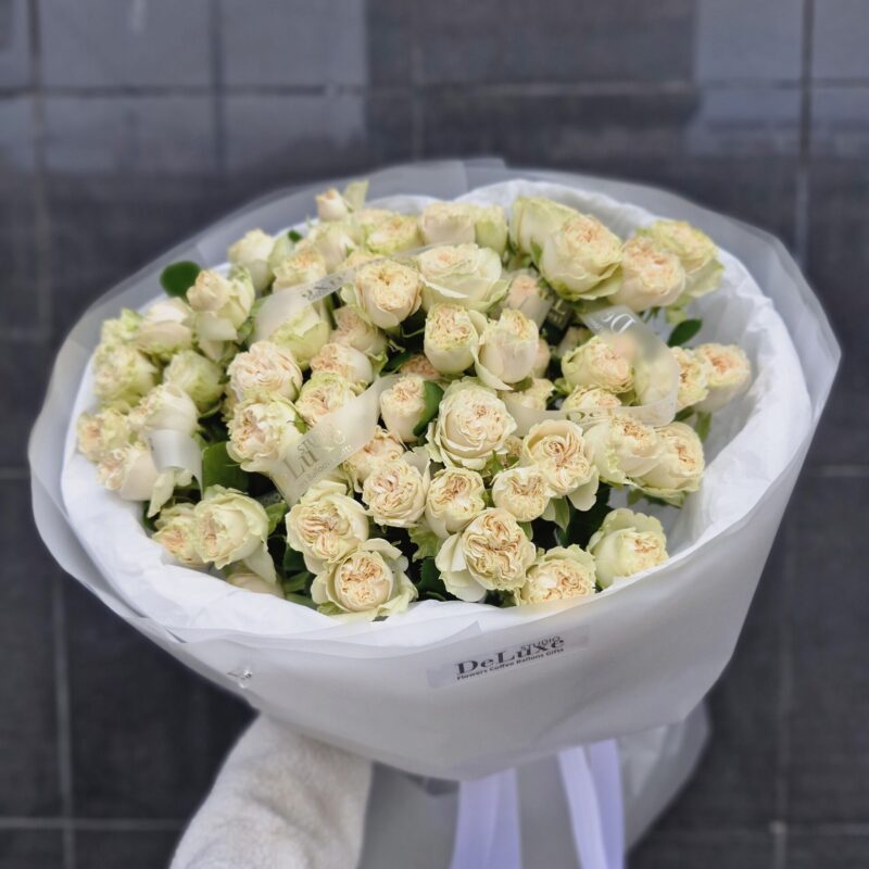 Bukiet kremowych róż gałązkowych w białym papierze – Studio Deluxe