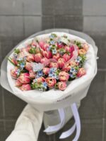 Bukiet tulipanów z niezapominajkami w pastelowych odcieniach, Studio Deluxe Poznan