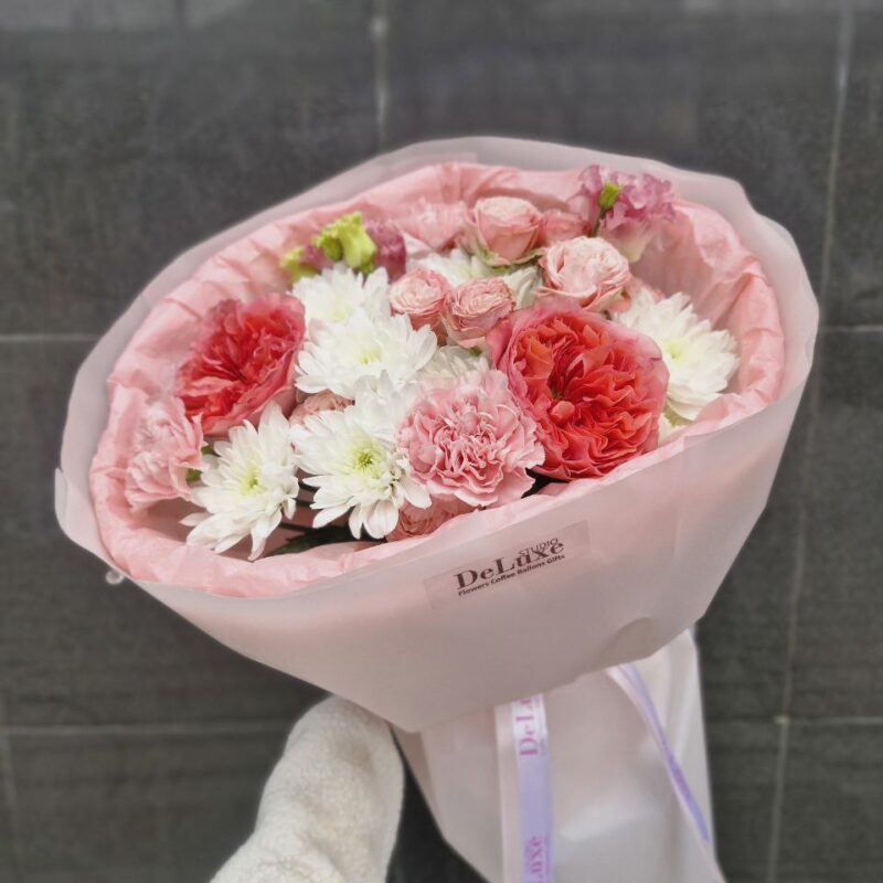 Bukiet z goździkami, różami i chryzantemami Studio Deluxe