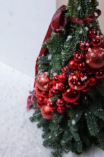 Świąteczna choinka z nobilisu z czerwonymi bombkami | Studio Deluxe