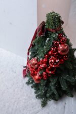 Świąteczna choinka z nobilisu z czerwonymi bombkami | Studio Deluxe