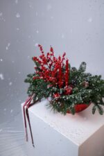 Świąteczna kompozycja z nobilem i ilexem – Studio Deluxe