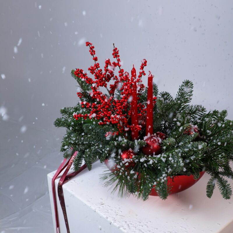 Świąteczna kompozycja z nobilem i ilexem – Studio Deluxe