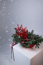 Świąteczna kompozycja z nobilem i ilexem – Studio Deluxe