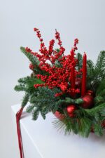 Świąteczna kompozycja z nobilem i ilexem – Studio Deluxe
