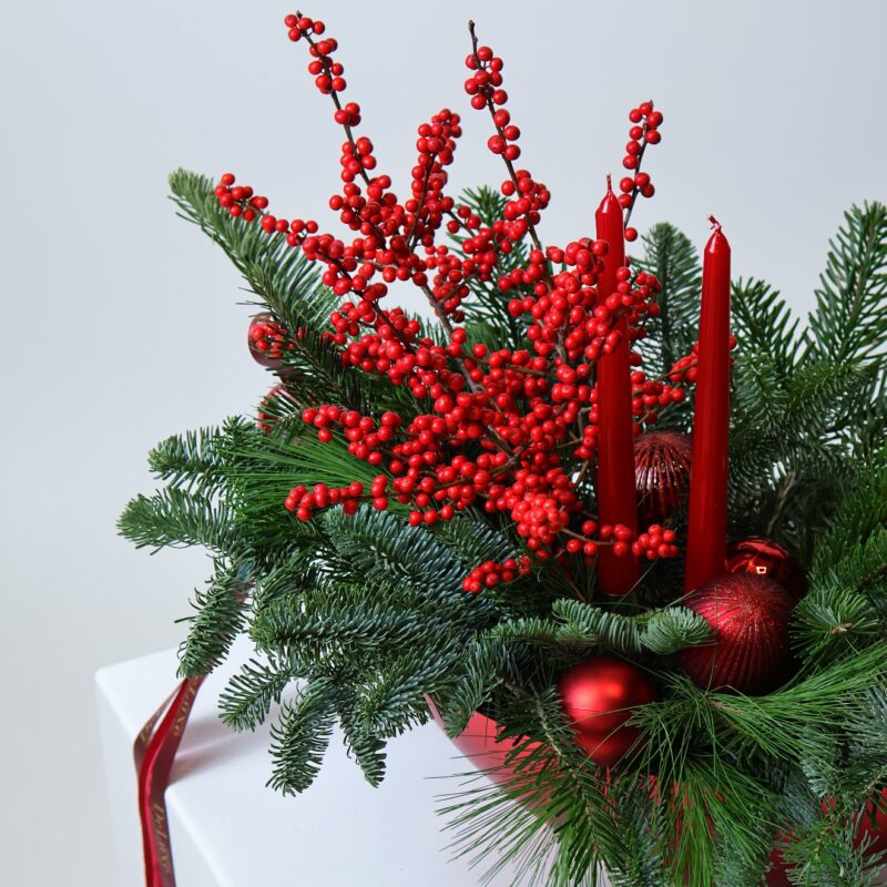 Świąteczna kompozycja z nobilem i ilexem – Studio Deluxe