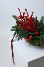 Świąteczna kompozycja z nobilem i ilexem – Studio Deluxe