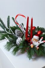 Świąteczna kompozycja z żywego nobilisa z Mikołajem Studio Deluxe