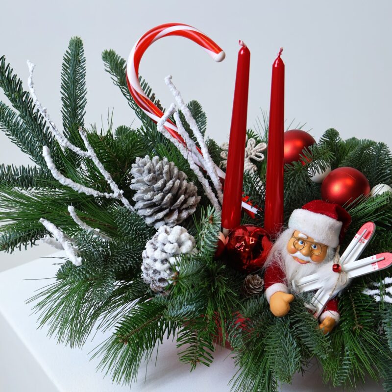 Świąteczna kompozycja z żywego nobilisa z Mikołajem Studio Deluxe