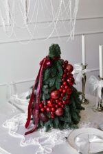 Świąteczna choinka z nobilisu z czerwonymi bombkami | Studio Deluxe