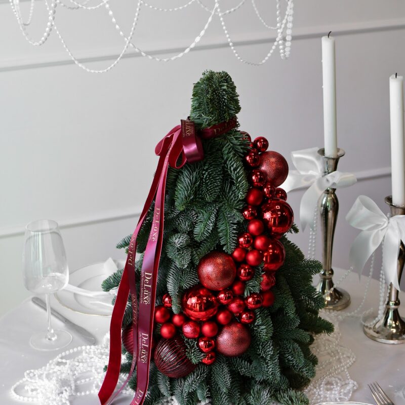 Świąteczna choinka z nobilisu z czerwonymi bombkami | Studio Deluxe