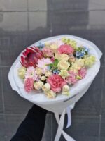 Bukiet z goździków, róż i hortensji Studio Deluxe