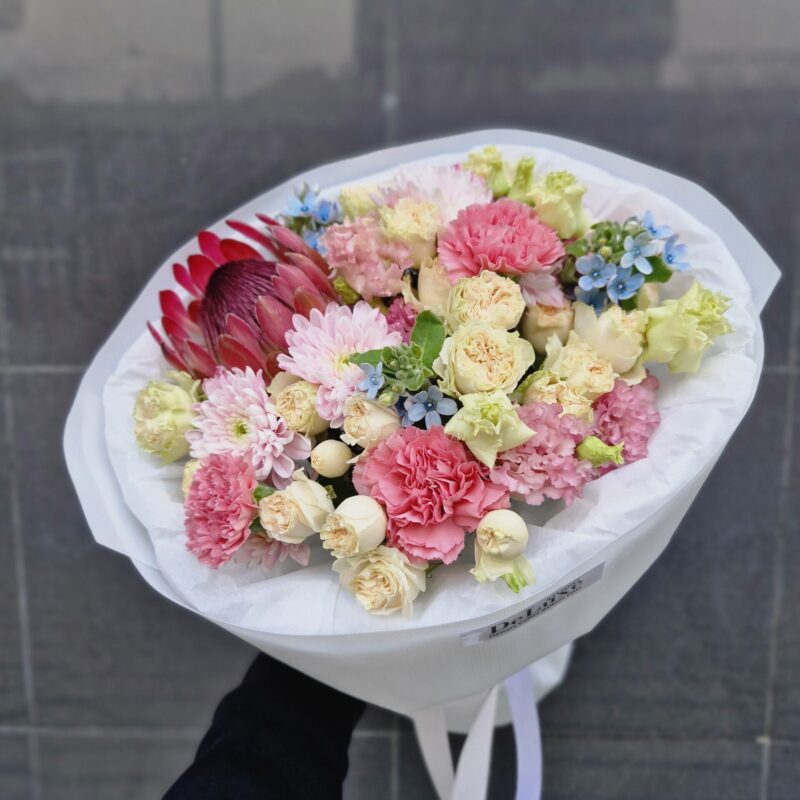 Bukiet z goździków, róż i hortensji Studio Deluxe