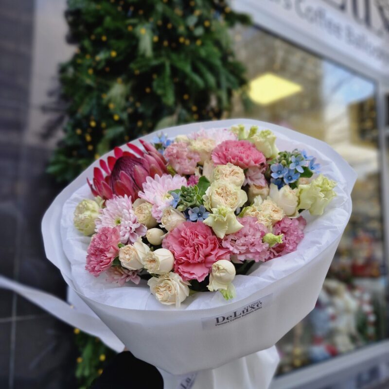 Bukiet z goździków, róż i hortensji Studio Deluxe