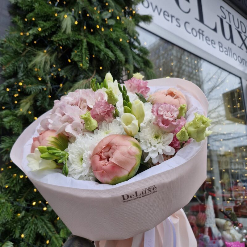 Bukiet z piwonii, eustomy i chryzantem Studio Deluxe