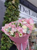 Bukiet z chryzantem, goździków i eustomy Studio Deluxe