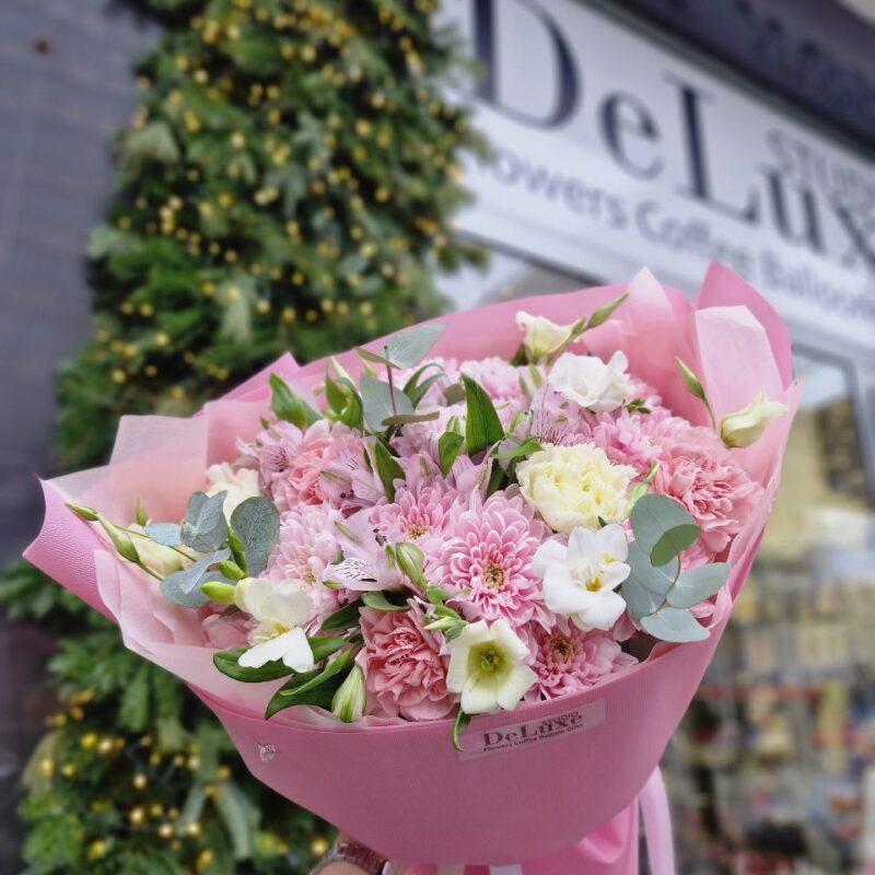 Bukiet z chryzantem, goździków i eustomy Studio Deluxe