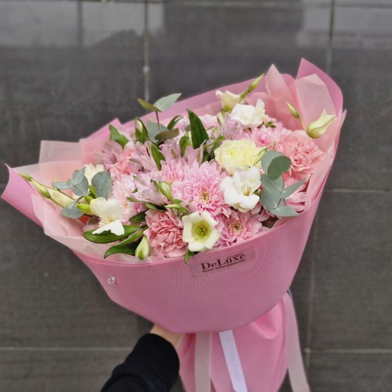 Bukiet z chryzantem, goździków i eustomy Studio Deluxe