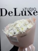 Monobukiet z białych chryzantem w eleganckim opakowaniu Studio Deluxe