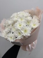 Monobukiet z białych chryzantem w eleganckim opakowaniu Studio Deluxe