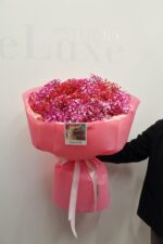 Bukiet z różowej gipsówki w eleganckim opakowaniu Studio Deluxe