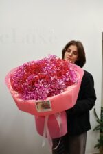 Bukiet z różowej gipsówki w eleganckim opakowaniu Studio Deluxe