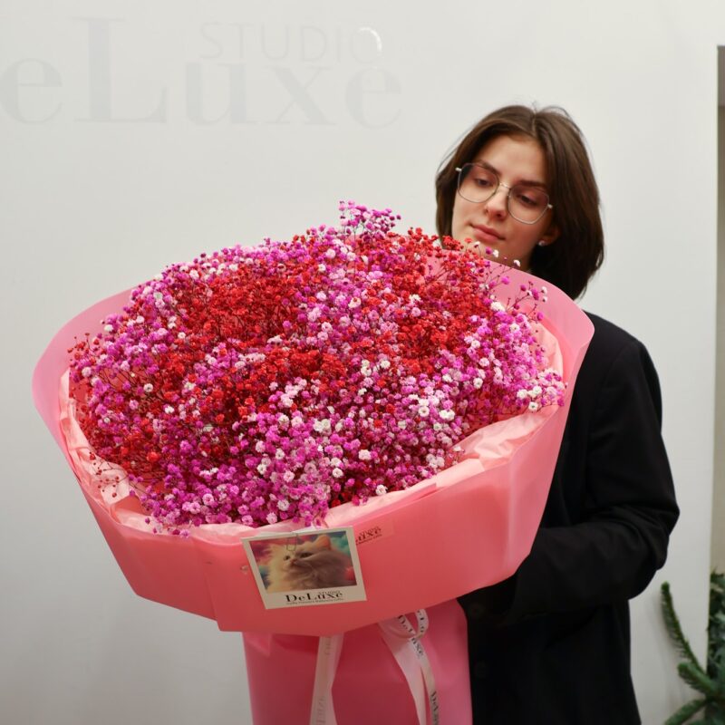 Bukiet z różowej gipsówki w eleganckim opakowaniu Studio Deluxe