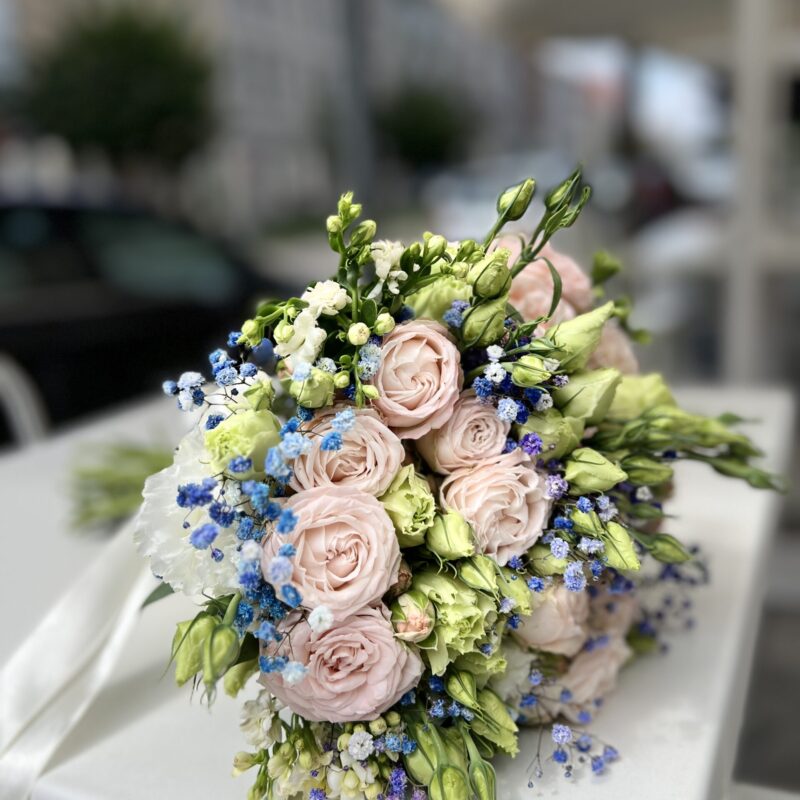 Bukiet ślubny z róż, eustomy i gipsówki