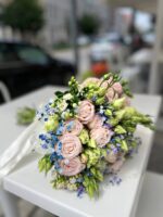 Bukiet ślubny z róż, eustomy i gipsówki