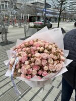 Monobukiet z jasnoróżowych róż gałązkowych | Studio Deluxe