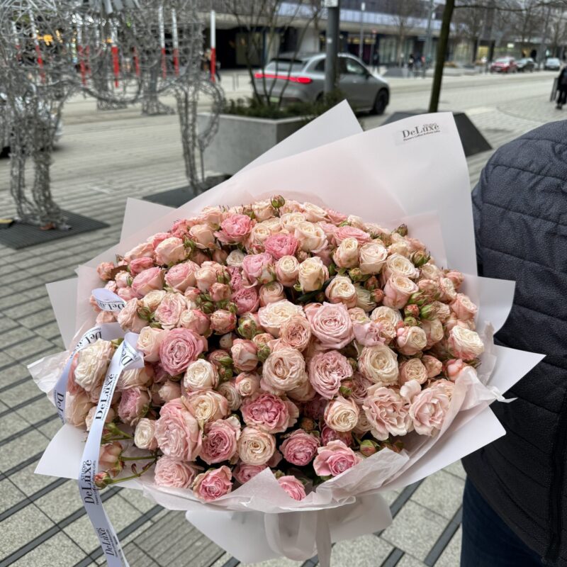 Monobukiet z jasnoróżowych róż gałązkowych | Studio Deluxe