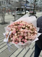 Monobukiet z jasnoróżowych róż gałązkowych | Studio Deluxe