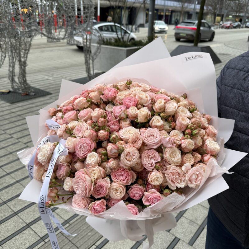 Monobukiet z jasnoróżowych róż gałązkowych | Studio Deluxe