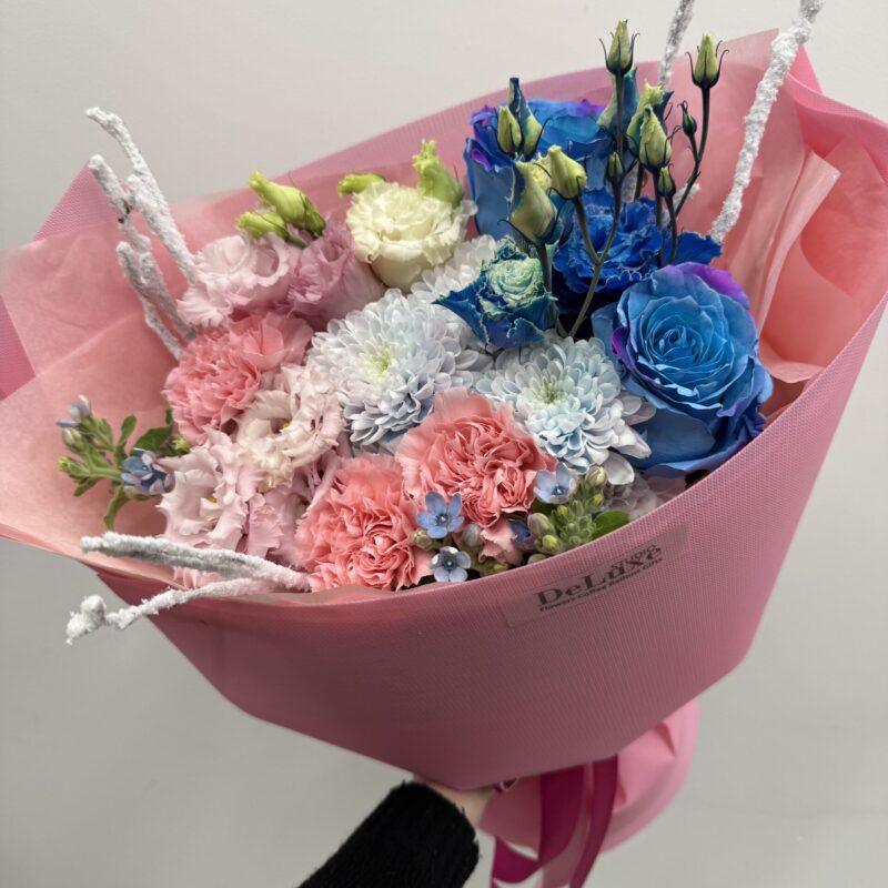 Bukiet mix z róż, eustomy i chryzantem w eleganckim opakowaniu Studio Deluxe