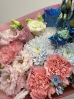 Bukiet mix z róż, eustomy i chryzantem w eleganckim opakowaniu Studio Deluxe Poznan