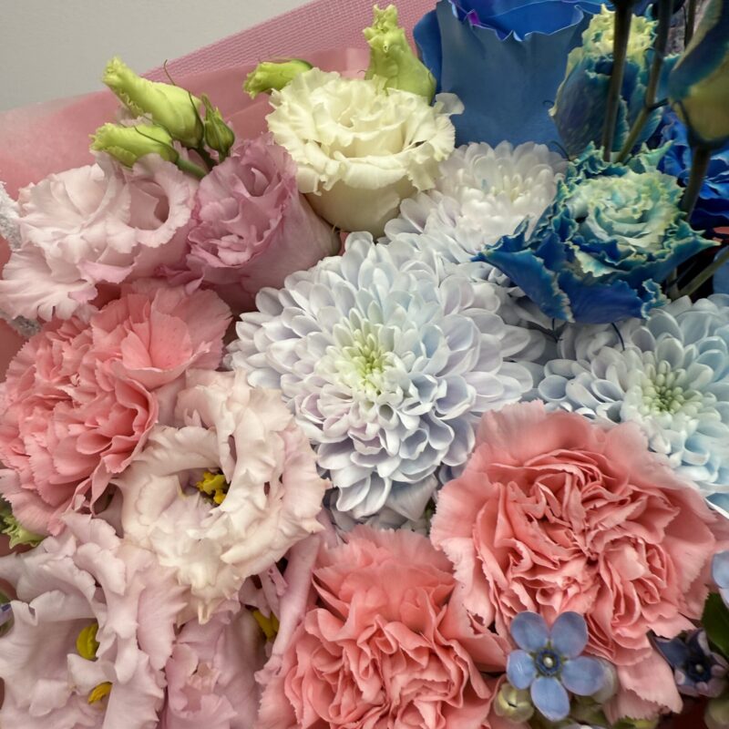 Bukiet mix z róż, eustomy i chryzantem w eleganckim opakowaniu Studio Deluxe Poznan