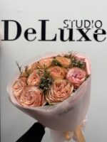 Monobukiet z brzoskwiniowych róż ogrodowych Studio Deluxe