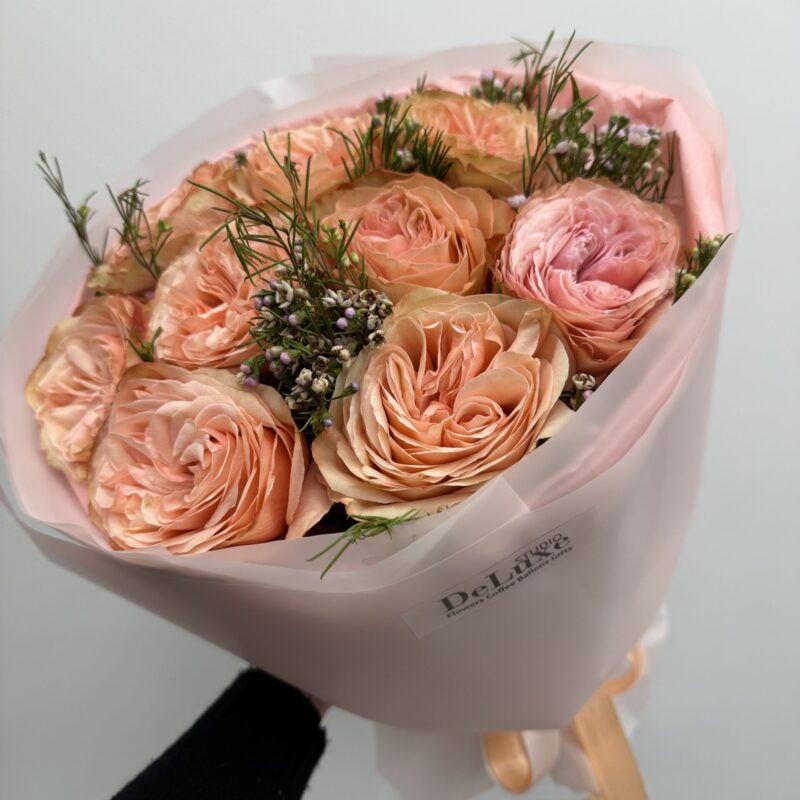 Monobukiet z brzoskwiniowych róż ogrodowych Studio Deluxe