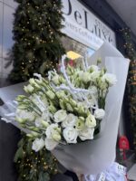Biały bukiet z eustom w eleganckim opakowaniu Studio Deluxe Poznan