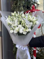 Biały bukiet z eustom w eleganckim opakowaniu Studio Deluxe