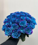 Bukiet z 29 niebieskich róż w eleganckim opakowaniu Studio Deluxe