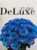 Bukiet z 29 niebieskich róż w eleganckim opakowaniu Studio Deluxe
