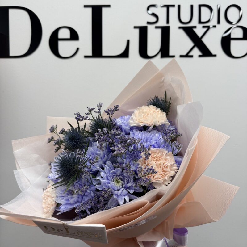 Bukiet z chryzantemami, goździkami i ostem w pastelowych kolorach – Studio Deluxe