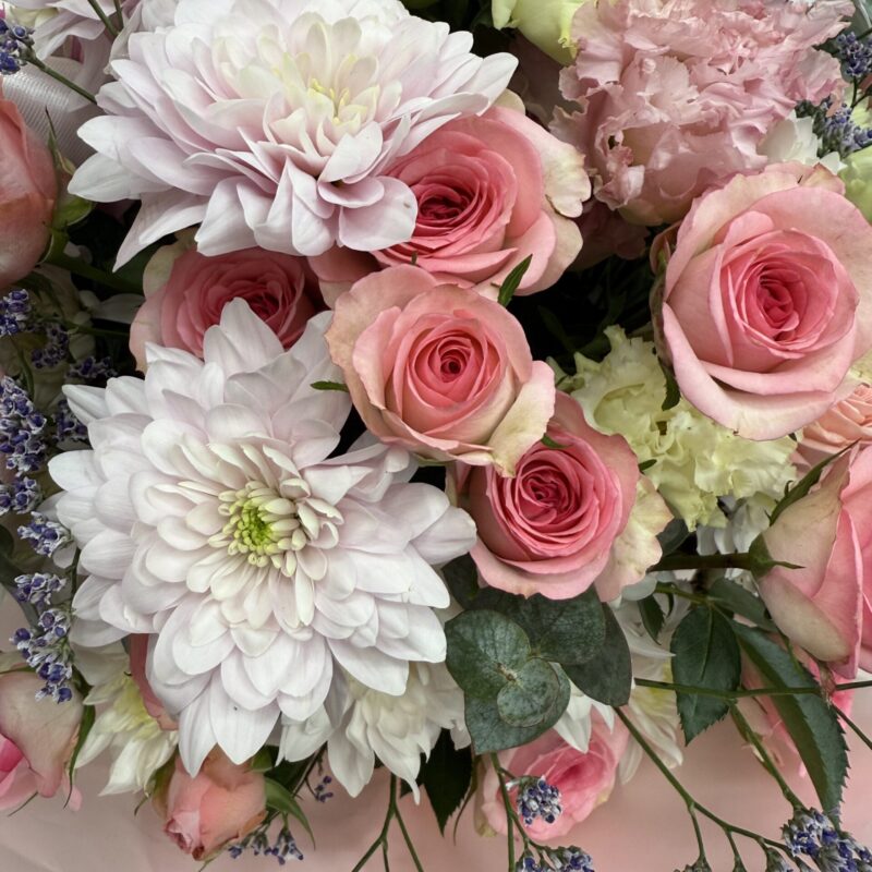 Flowerbox z różami, chryzantemami i eukaliptusem | Studio Deluxe