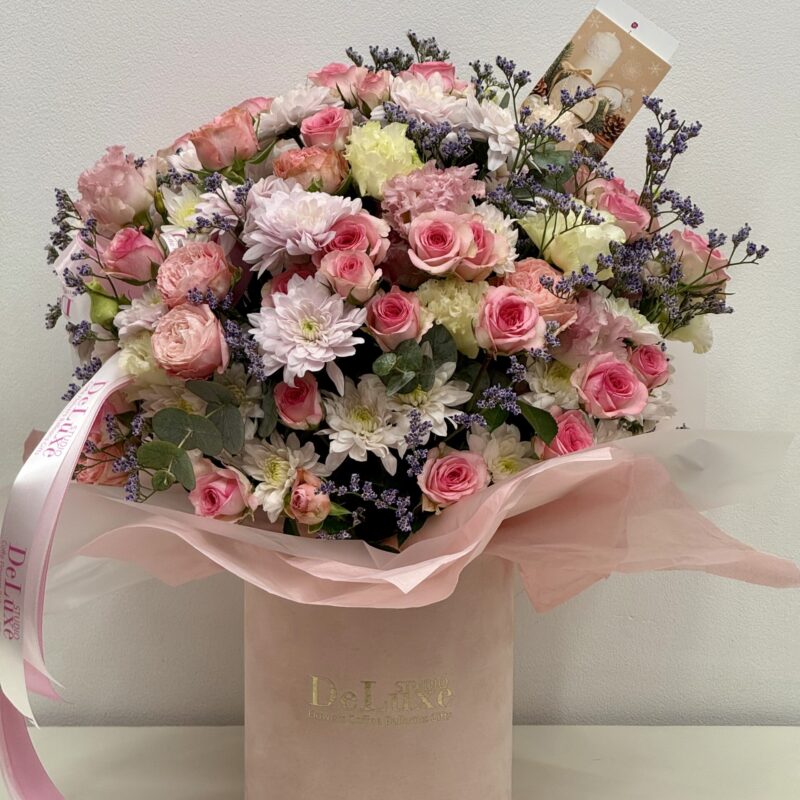 Flowerbox z różami, chryzantemami i eukaliptusem | Studio Deluxe