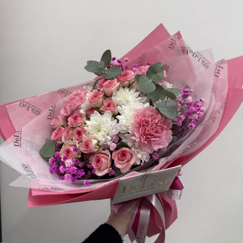 Bukiet z różami, chryzantemami i eukaliptusem | Studio Deluxe