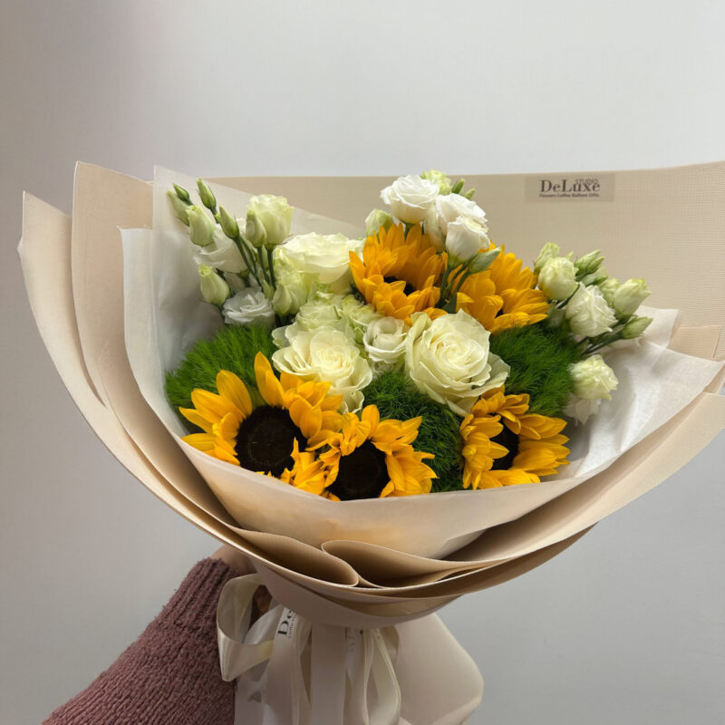 Bukiet ze słoneczników, białych róż i eustomy | Studio Deluxe