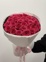 Elegancki bukiet z 35 czerwonych róż w jasnym opakowaniu