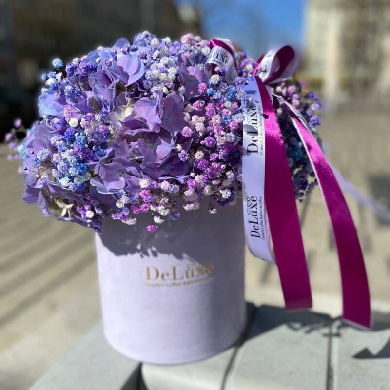 Flowerbox z hortensji i gipsówki w pastelowym pudełku – Studio Deluxe