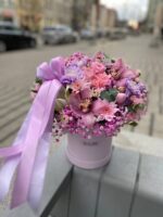 Flowerbox z różowymi storczykami i kwiatami sezonowymi – Studio Deluxe